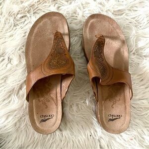 Dansko Priya Tan Brown Leather Thong Sandal Size 37